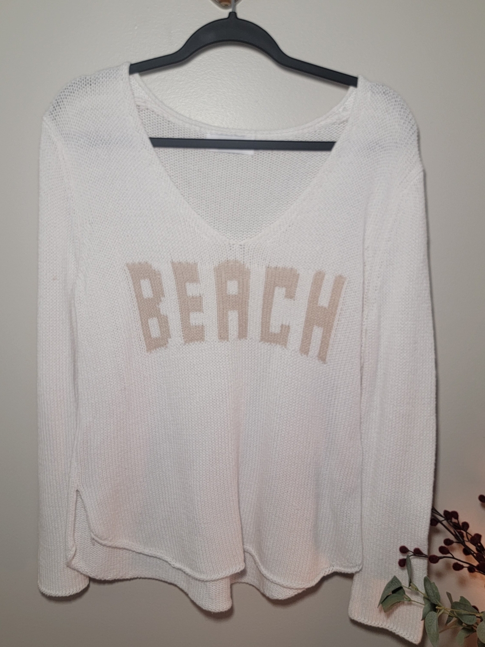 Miracle White V-Neck Knit Sweater with Beige 'BEACH' Graphic Size S